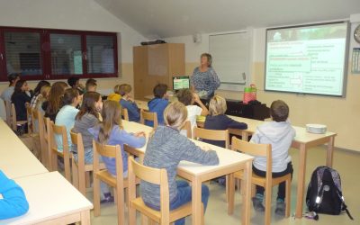 Učenci 6. razredov prisluhnili predavanju o eko sadjarstvu