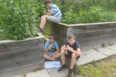 Bralci na šolskem vrtu